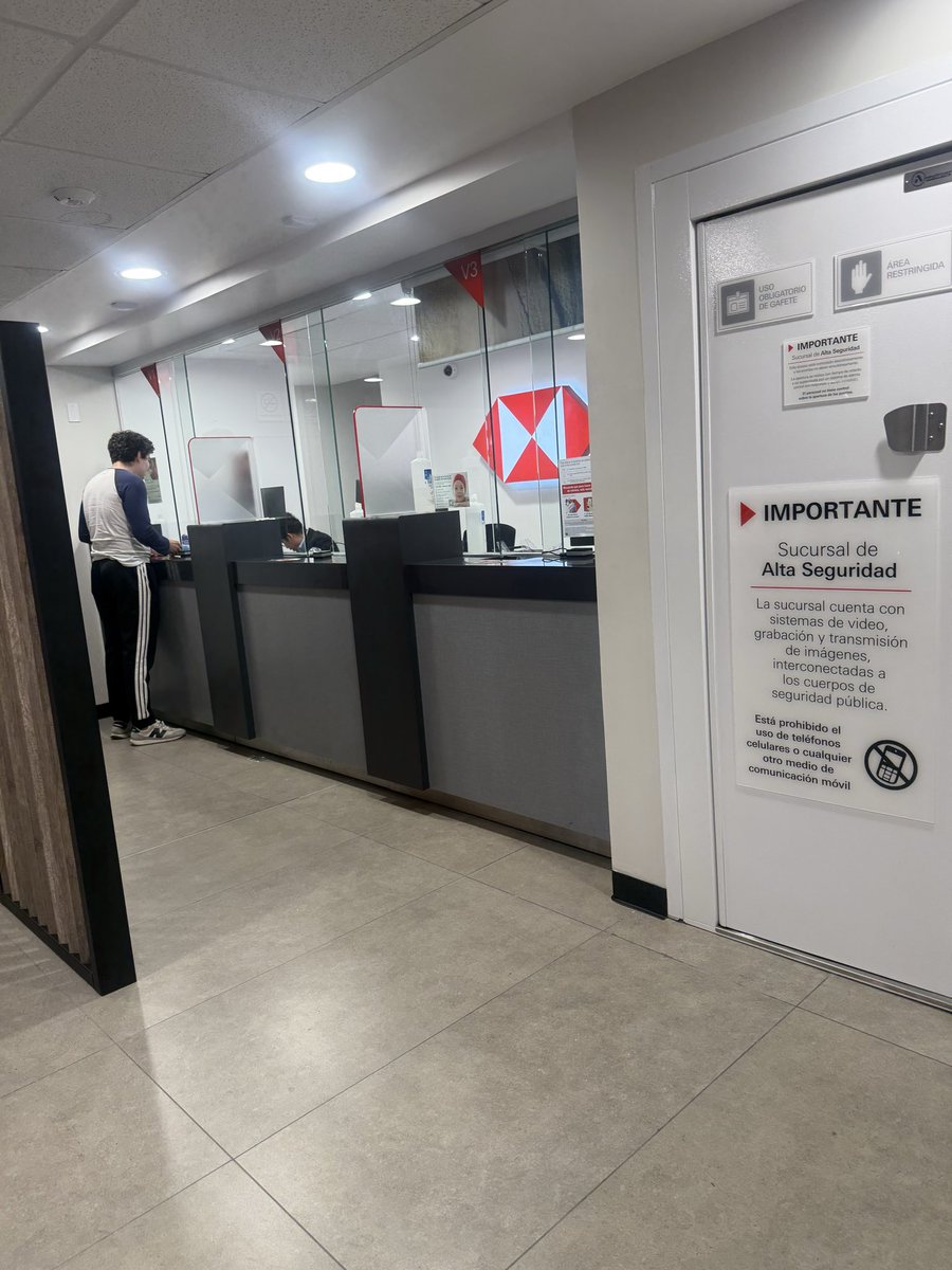 a_estefania_a's tweet photo. @HSBC_MX está convirtiéndose en el peor banco de México, tan solo en Tuxtla Gutiérrez cerraron 3 de sus sucursales. En la que está abierta, solo 1 de sus ventanillas funciona. Una hora de espera y nada… https://t.co/VNA8SOo2R4
