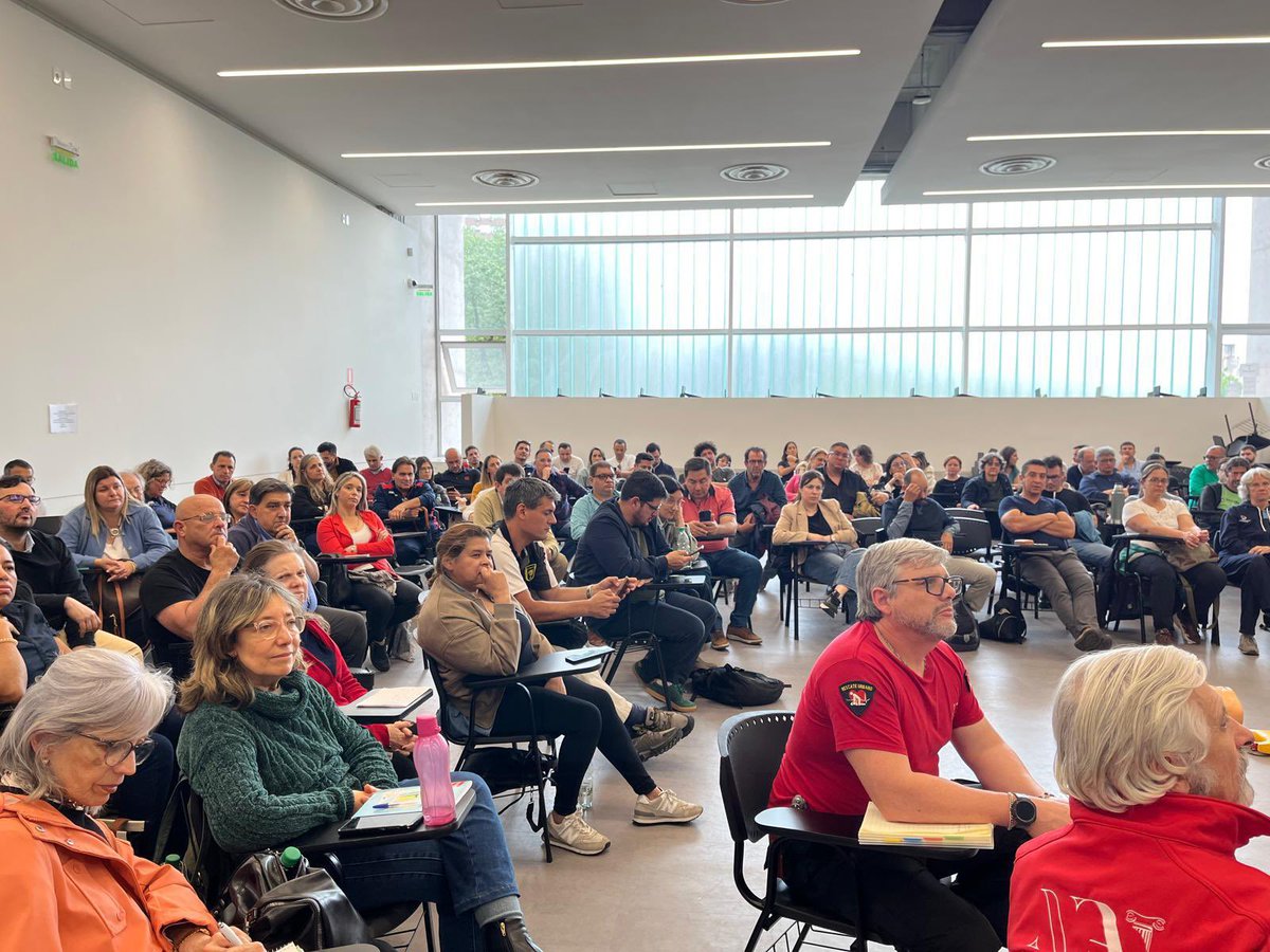 Hoy, la @comisión cardiovascular llevó adelante la Jornada de Actualización en Resucitación Cardíaca Básica para los instructores del Programa Cerca. 
Seguimos trabajando para capacitar a la sociedad en RCB y tener más personas preparadas. Sus manos salvan vidas 

<a href="/Doc_AleCuesta/">Alejandro Cuesta</a>