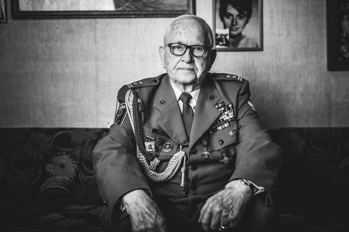 czaplinskiii's tweet photo. W wieku 102 lat odszedł Zbigniew Rylski „Brzoza”, ostatni żołnierz Batalionu PARASOL. Odszedł człowiek z pokolenia, które niosło w sobie historię, jaka nie mieści się w podręcznikach. Na naszych oczach zamyka się wielki ważny i trudny dla Polski heroiczny rozdział. Gaśnie ostatnie światło tamtego pokolenia, które w najczarniejszym czasie miało odwagę stanąć do walki. Każde odejście żołnierza AK to cichy trzask zrywanej nici, która łączy nas bezpośrednio z Powstaniem Warszawskim.
Za chwilę dzieci w szkołach będą oglądać ich czarno-białe fotografie, będą czytać o nich w książkach… ale już nie usłyszą drżenia w głosie, kiedy opowiadali o swoich kolegach, którzy nie wrócili z akcji.
Nie zobaczą błysku w oczach, gdy mówili o wolności. Nie poczują ich uścisku dłoni.
Dla pokoleń, które przyjdą po nas, to będzie kartka z bardzo dawnej historii.
A przecież oni byli z krwi i kości. Mieli marzenia, strach, miłość. I wybrali walkę.
Zostało ich już tak niewielu.
Każdy z nich to żywa księga, bezcenny, ostatni świadek czasu, którego my nie potrafimy sobie nawet wyobrazić.
Dlatego oddajmy Im najwyższy szacunek. Póki jeszcze możemy, słuchajmy, pytajmy, dziękujmy. Bo pamięć o nich to nie tylko historia. To nasz obowiązek.
Wieczne odpoczywanie!
Fot. D. Dmitriew | Cisi i skutecznie