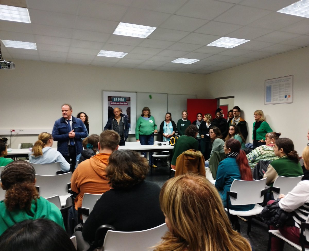 Clg_Darasse's tweet image. De nombreux parents étaient présents hier pour la soirée #NAH en présence de M. Pavan, M. Lopez et Mme Gineste de la @DSDEN82 ainsi que des représentantes de la @fcpe82 et de l&apos;équipe #pHARe du collège. 
Merci à tous pour ce moment de partage et d&apos;échanges. 
#parents #coéducation