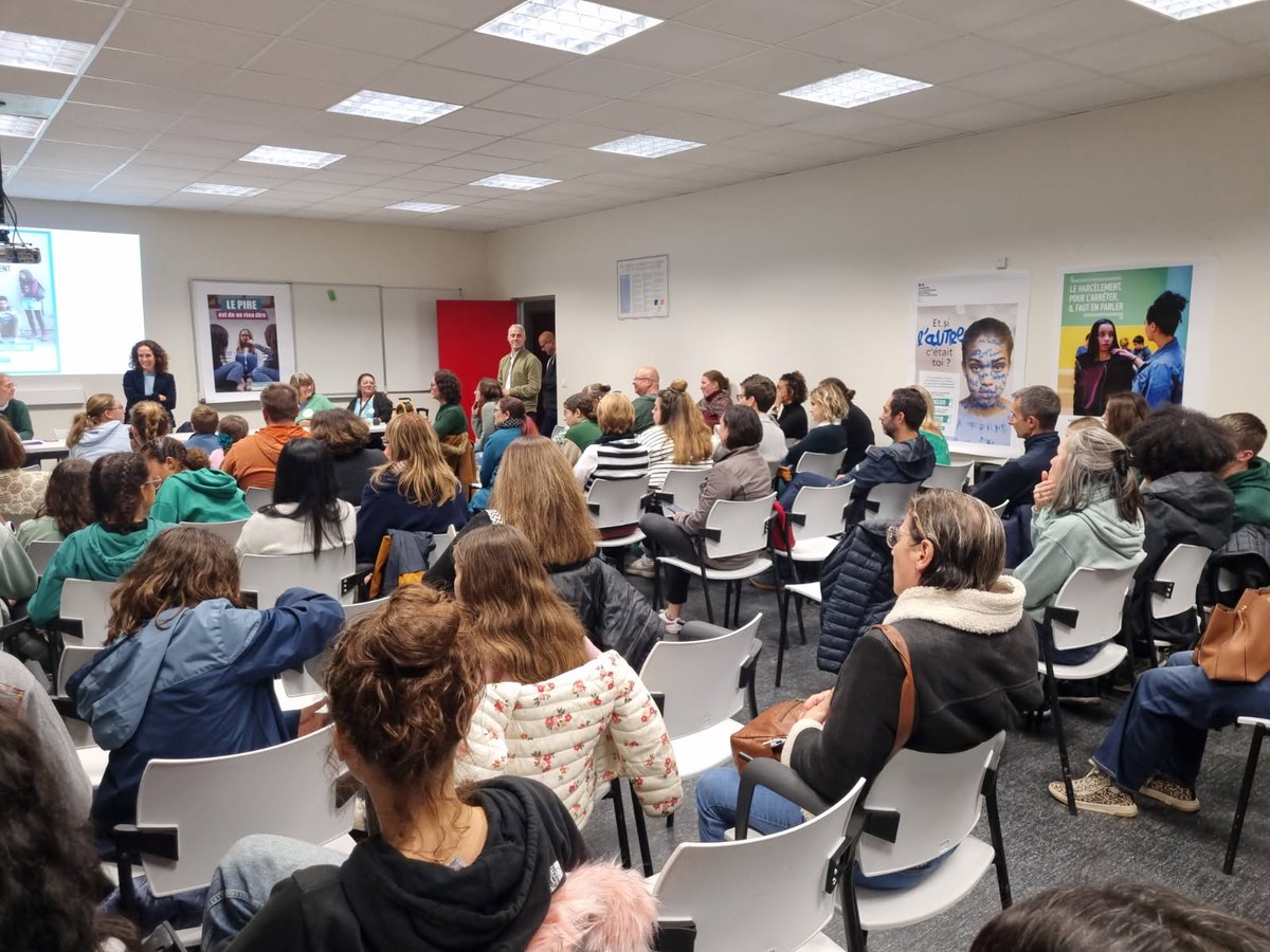 Clg_Darasse's tweet image. De nombreux parents étaient présents hier pour la soirée #NAH en présence de M. Pavan, M. Lopez et Mme Gineste de la @DSDEN82 ainsi que des représentantes de la @fcpe82 et de l&apos;équipe #pHARe du collège. 
Merci à tous pour ce moment de partage et d&apos;échanges. 
#parents #coéducation
