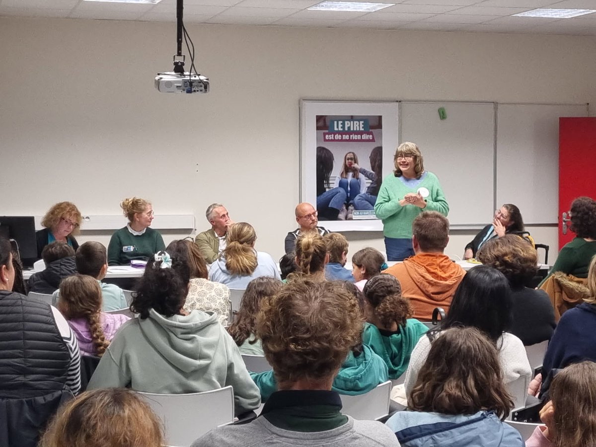 Clg_Darasse's tweet image. De nombreux parents étaient présents hier pour la soirée #NAH en présence de M. Pavan, M. Lopez et Mme Gineste de la @DSDEN82 ainsi que des représentantes de la @fcpe82 et de l&apos;équipe #pHARe du collège. 
Merci à tous pour ce moment de partage et d&apos;échanges. 
#parents #coéducation