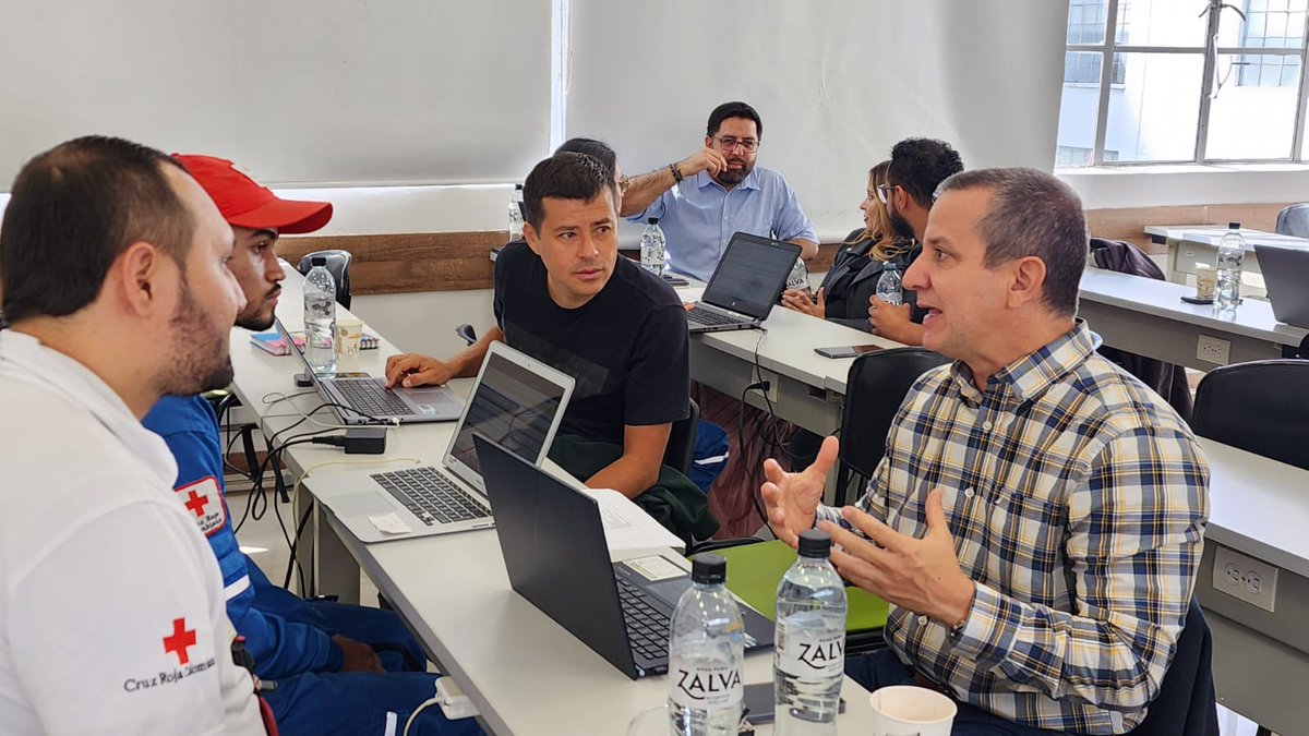 UNGRD's tweet photo. 👩‍🏫 La @UNGRD, el @Mineducacion y la @cruzrojacol construyen conjuntamente la Guía para implementar los Planes de Gestión del Riesgo en instituciones de educación superior, fortaleciendo la seguridad y la resiliencia universitaria.

En una mesa técnica con expertos, docentes y la Red Interagencial de Educación en Emergencias, se definieron los contenidos y prioridades para su aplicación.

Esta iniciativa da cumplimiento al Decreto 2157 de 2017.