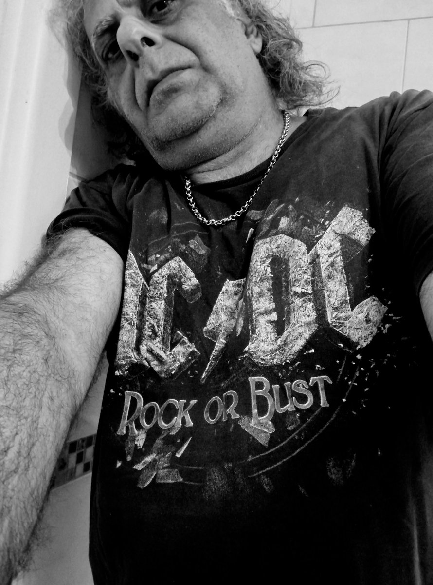 Hoy es viernes y es...
#MiFotoBang para...
<a href="/revista_bang/">Revista Bang !!</a> 
Back in black...🖤
B &amp; W...🖤🤍
Tardecita de lluvia y....
Allá nos vemos el 31/3!!!!