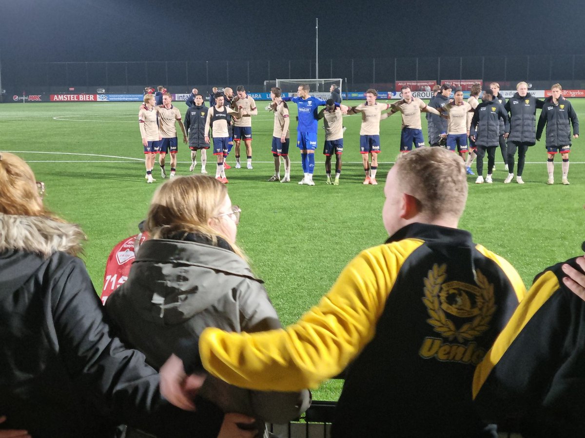Einde in Wijdewormer. Na een rake, bevrijdende vrije trap van De Blok in blessuretijd wint VVV met 0-2 en boekt daarmee een historische zege: de eerste driepunter op bezoek bij Jong AZ. #jazvvv #heujheujheuj