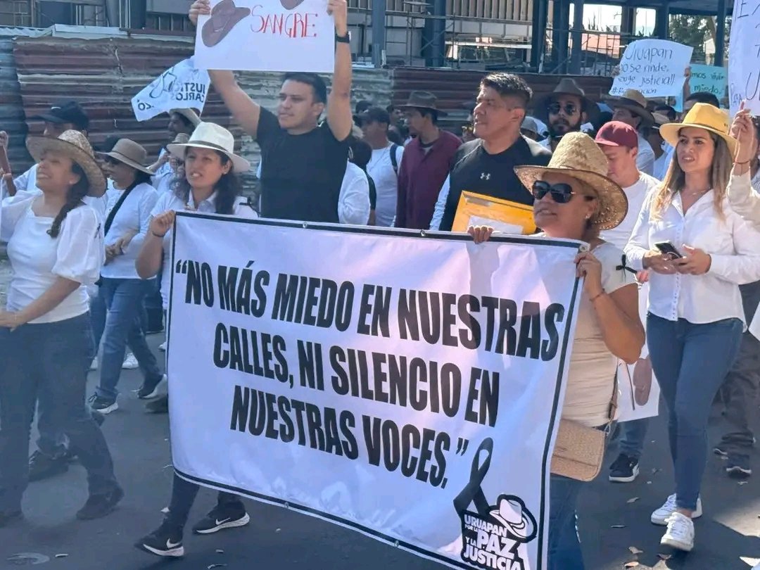7 Noviembre 2025 Histórico.
Impresionante manifestación del Pueblo de Uruapan. Más de 100 Mil Uruapenses. Pedimos Seguridad y Paz. 
Carlos Manzo Independiente 
Michoacán. 🇲🇽🚨💥🚧🔥💯