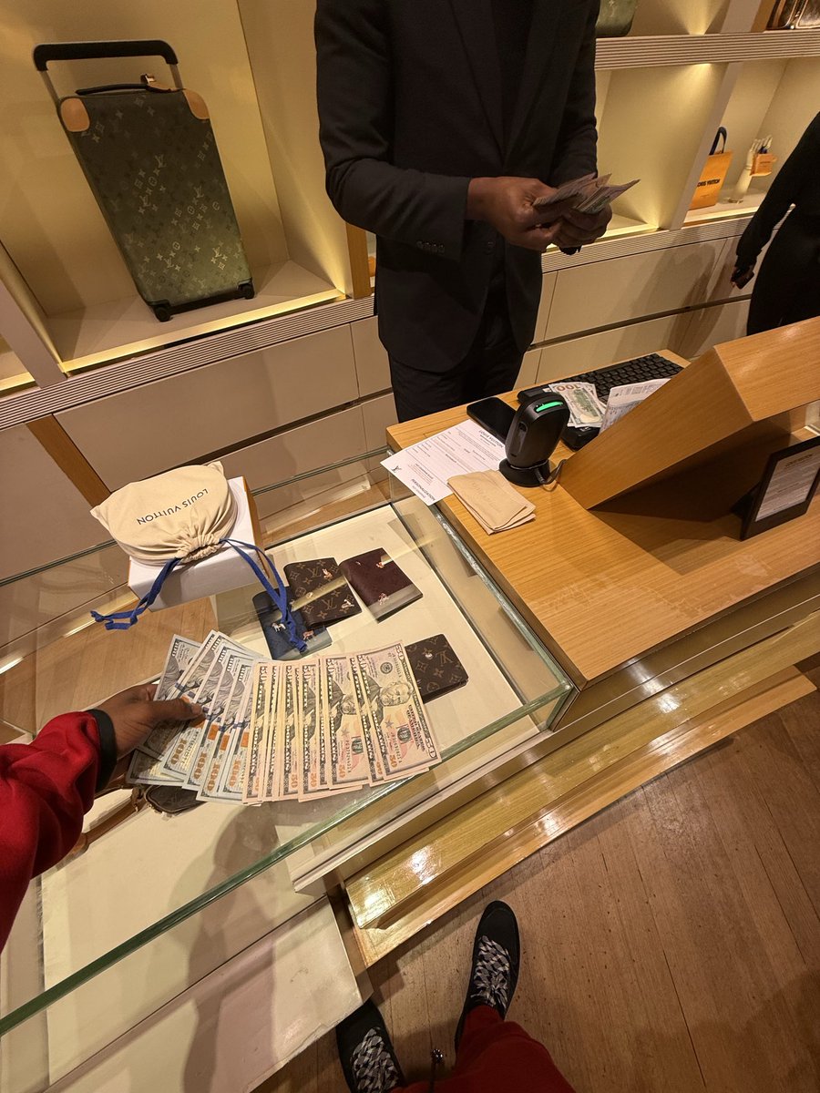 In The Store With Hella Rackz I Ain’t Neva Ask The Amount🫩