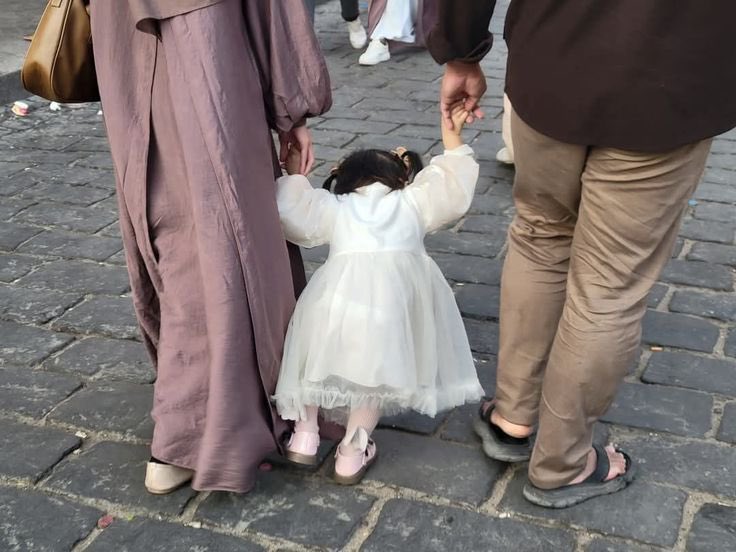 رَبَّنَا هَبْ لَنَا مِنْ أَزْوَاجِنَا وَذُرِّيَّاتِنَا قُرَّةَ أَعْيُنٍ

ربّ لا تذرنى فردًا :)