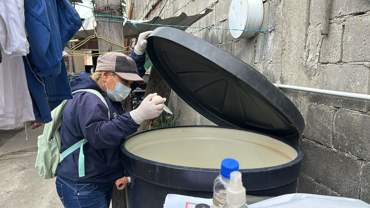 Salud_CZ8's tweet image. #MSPEnTerritorio | Personal de #ControlVectorial del #Distrito09D04 de @Salud_Ec realizan vigilancia y control de vectores casa a casa en el sector de #Sauces9, parroquias #Tarqui y  #FebresCordero, con el fin de evitar enfermedades como dengue, chikungunya y zika.