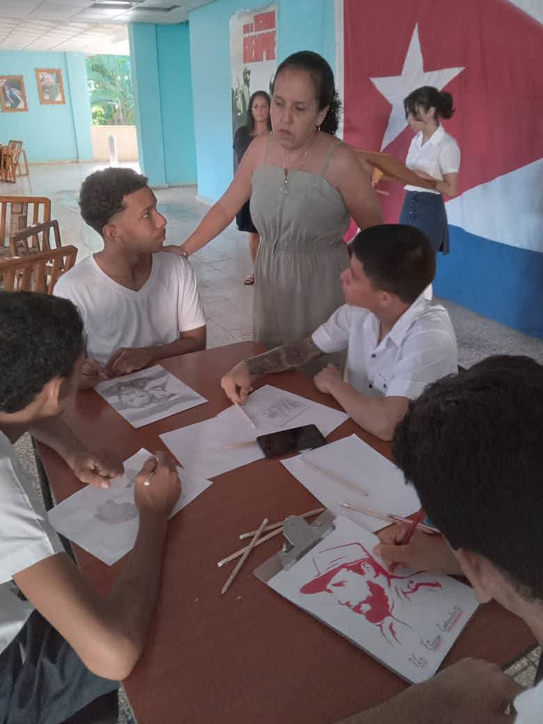 Jóvenes futuros maestros de la Escuela Pedagógica Nicolás Guillén 
 rindieron homenaje al eterno #FidelCastroRuz a través de las Artes Plásticas, expresando con color, forma y emoción su compromiso con la historia y los valores de la Revolución #PorCamagüeyTodo #CubaMined