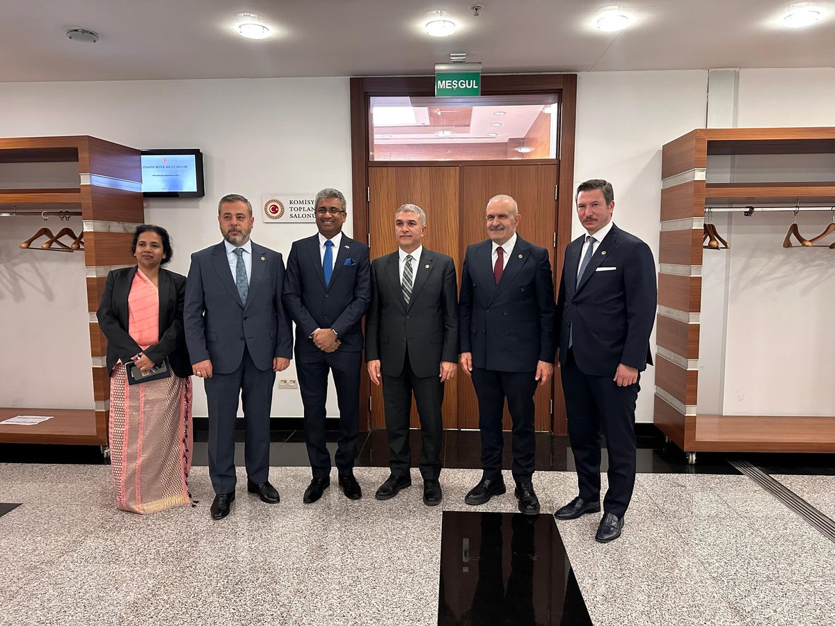 Gazi Meclisimizde Sri Lanka Büyükelçisi Sayın Niluka Kadurugamuwa’yı, TBMM Türkiye–Sri Lanka Parlamentolar Arası Dostluk Grubu riyasetinde misafir ettik.

Görüşmemizde iki ülke arasındaki dostane ilişkileri daha da güçlendirme, ticaret ve ekonomik iş birliklerini geliştirme,