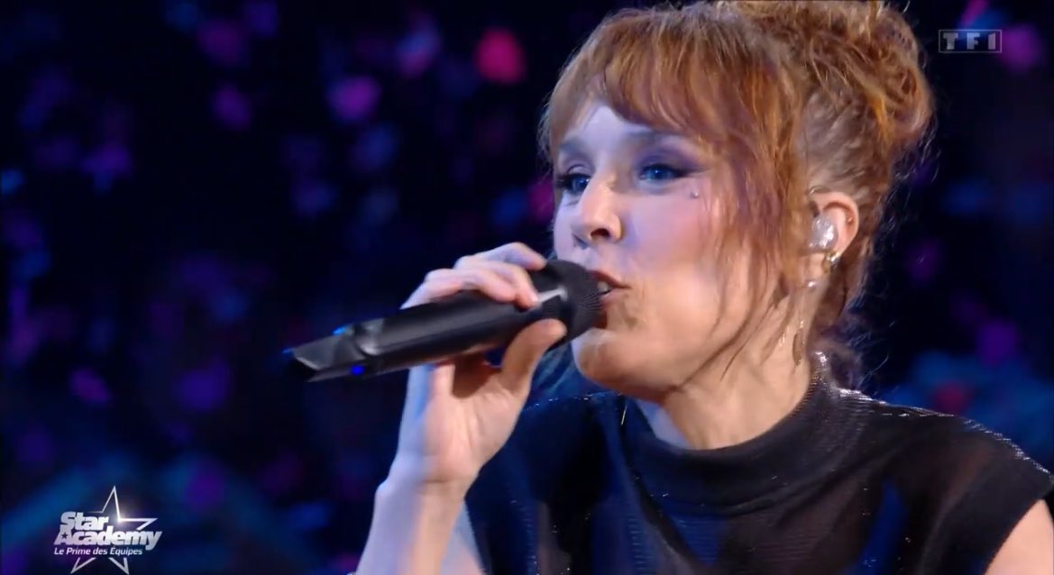 evaaasereje's tweet image. quand tu chantes avec la folle de la gare pour pas qu’elle te tue #StarAcademy