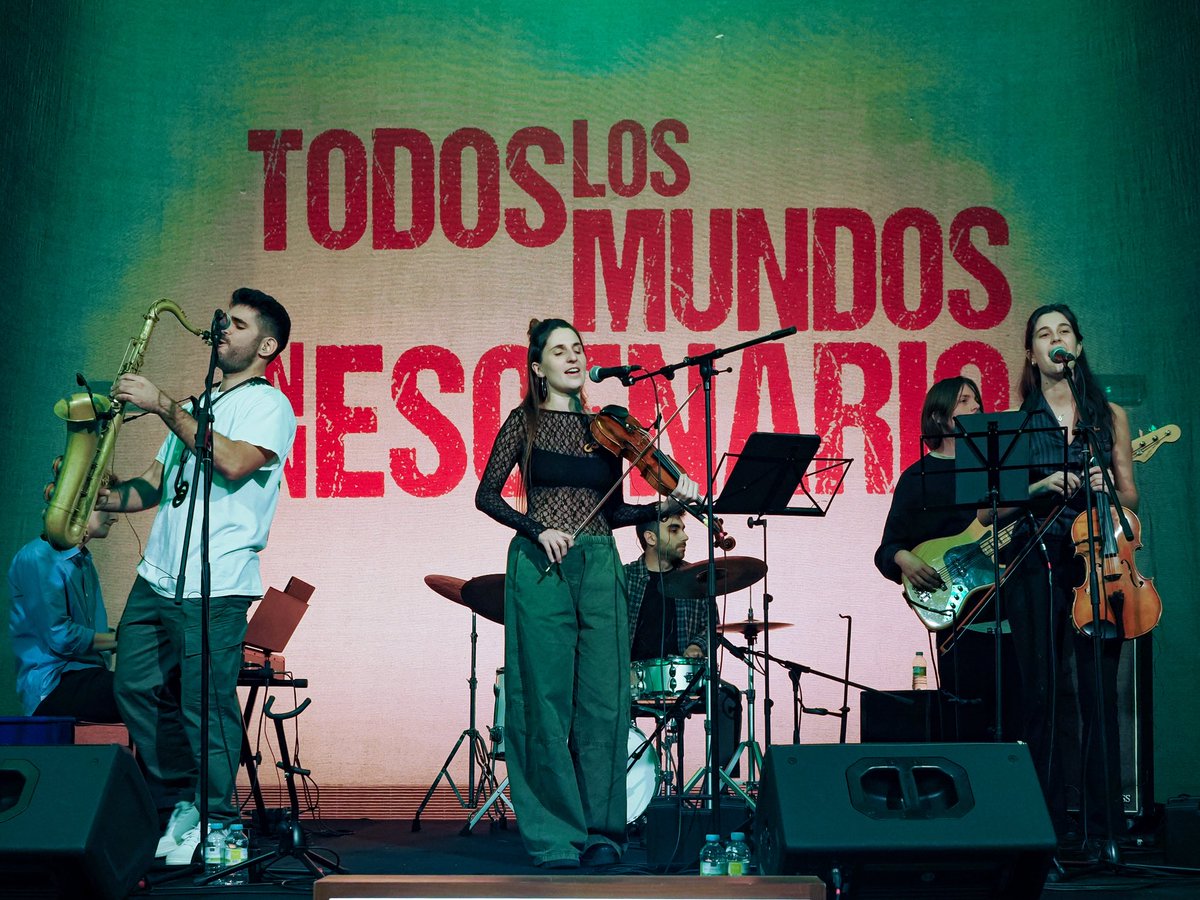 LavaVLL's tweet photo. 🎷 Arranca la 20ª edición de #ValladolidJazz en el @LavaVLL con una noche para el recuerdo.
La neoyorquina Lucy Wijnands rindió homenaje a Sarah Vaughan con su Sarah Vaughan Centennial.
Antes, Tomillo Collective brilló en el LAVA Jazz Club.
Dirige: @iberjazz 💜 https://t.co/kyJD7wbzmQ