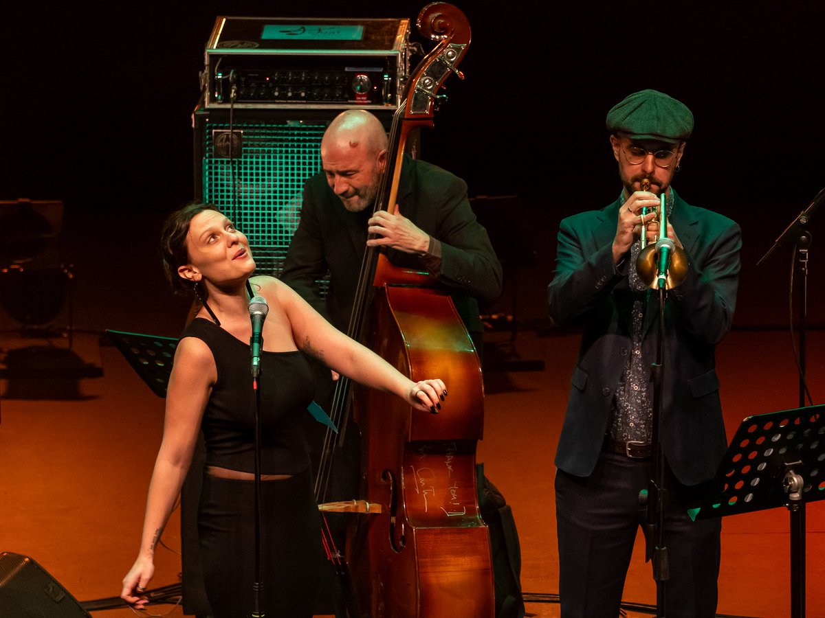 LavaVLL's tweet photo. 🎷 Arranca la 20ª edición de #ValladolidJazz en el @LavaVLL con una noche para el recuerdo.
La neoyorquina Lucy Wijnands rindió homenaje a Sarah Vaughan con su Sarah Vaughan Centennial.
Antes, Tomillo Collective brilló en el LAVA Jazz Club.
Dirige: @iberjazz 💜 https://t.co/kyJD7wbzmQ