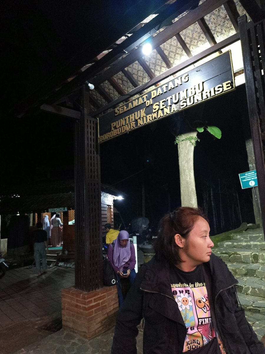 Jam 3.50 di Punthuk Setumbu, tapi loketnya belum buka