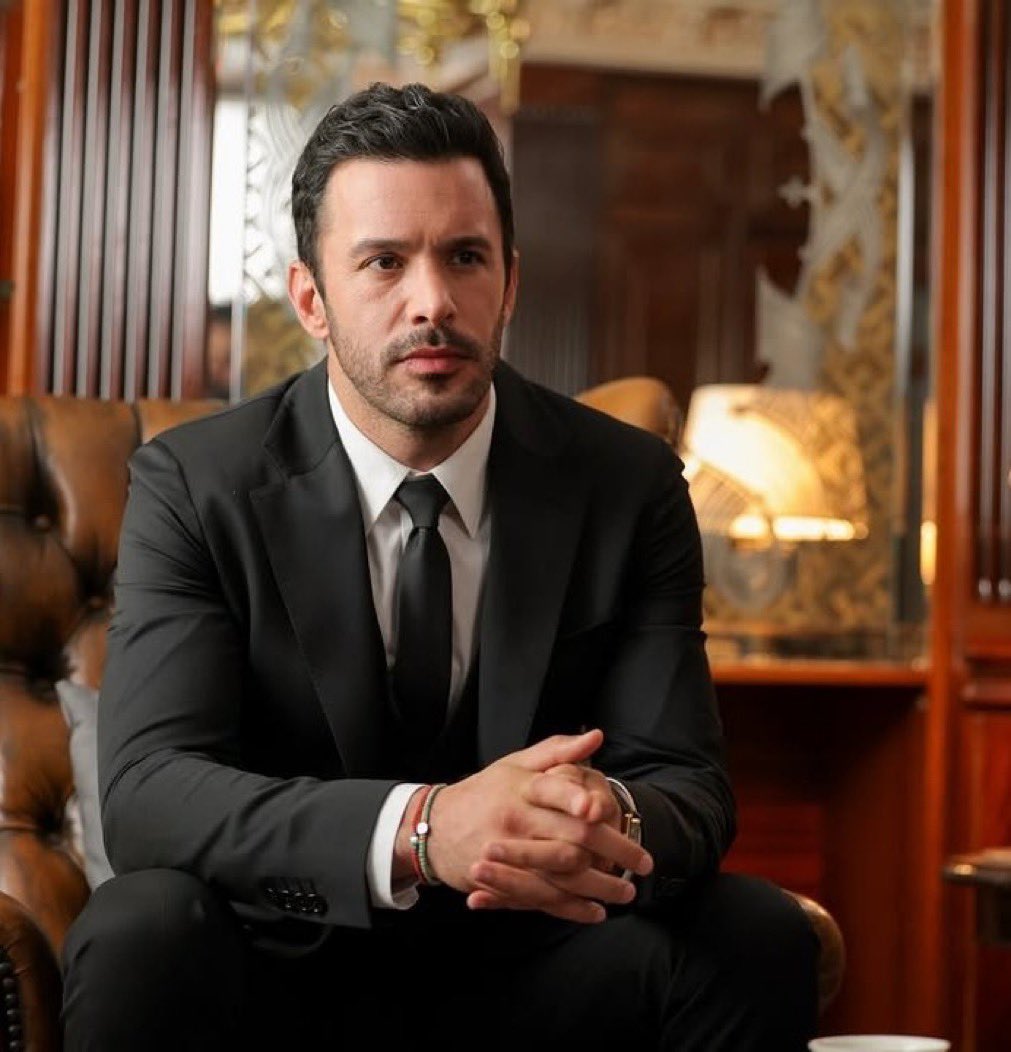 انتهى المسلسل وانتهت شخصيه سليم كالعاده باريش وتنوع الأدوار مو شي جديد عليه وما يحب يظهر بشخصيه واحده مكرره، اتمنى يرجع باسرع وقت بنص صاحي ومسلسل قوي  ما شبعنا منه رغم سوء الكتابه والإخراج وعفن بالترويج ، إلا ان رؤيه هذا الرجل على الشاشات  دائماً تسعدني بانتظار القادم يا الكينق🖤