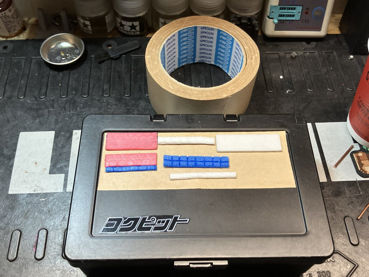 s_hobby_tools's tweet image. 宣伝ばかりだったので小ネタ
紙ガムテープの表面は剥離紙なので、テキトーな箱に貼っておくと宇宙一意識の低いブレーキストッカーになります。