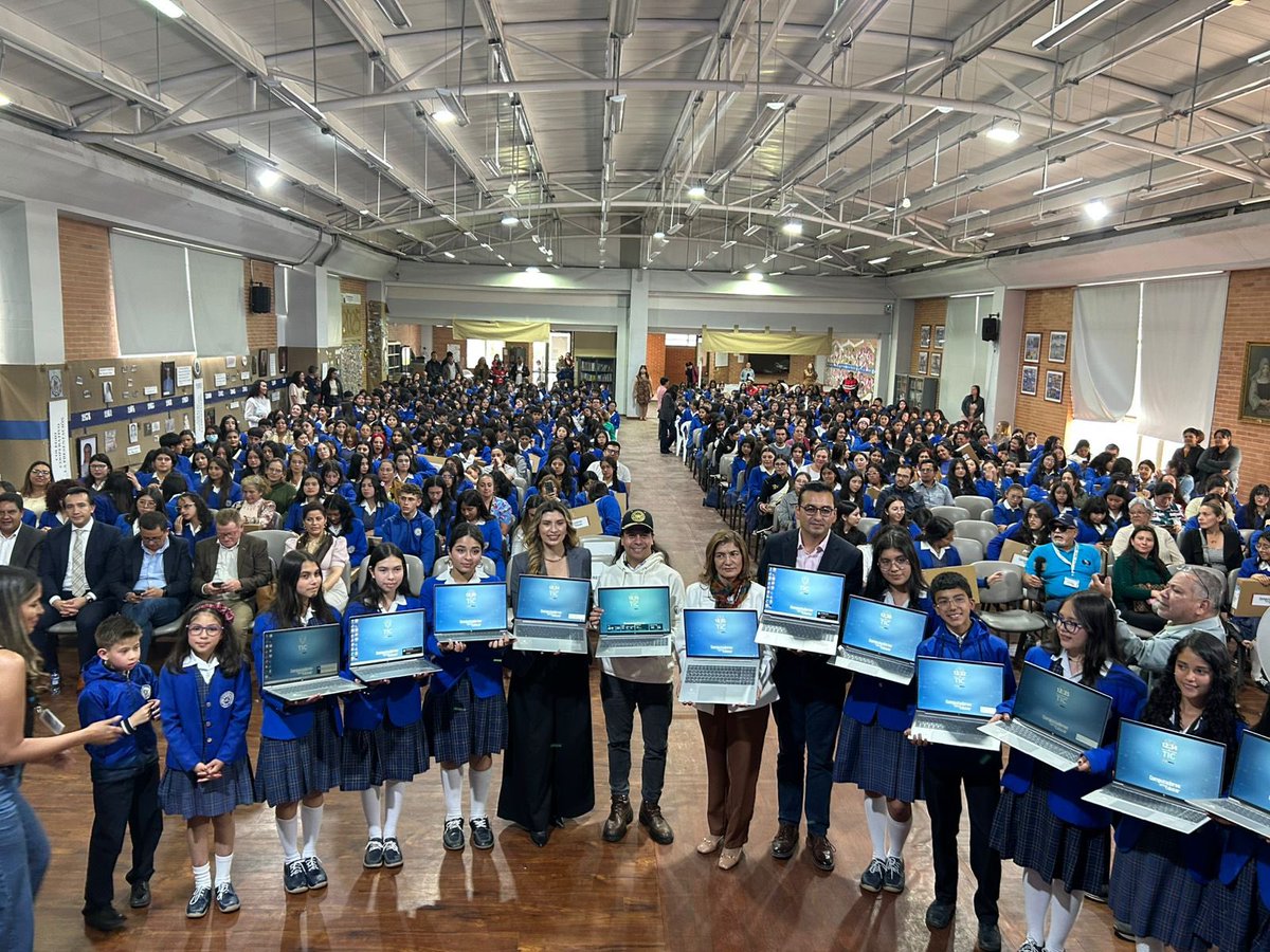 Ciberpazcolombi's tweet image. 3. 💻 Además, hicimos entrega de computadores a la comunidad educativa, impulsando el acceso a la tecnología y al conocimiento en esta región del país.
Porque conectar también es cuidar, enseñar y construir paz desde lo digital.
#CiberPaz #MinTIC #ConectandoRegiones