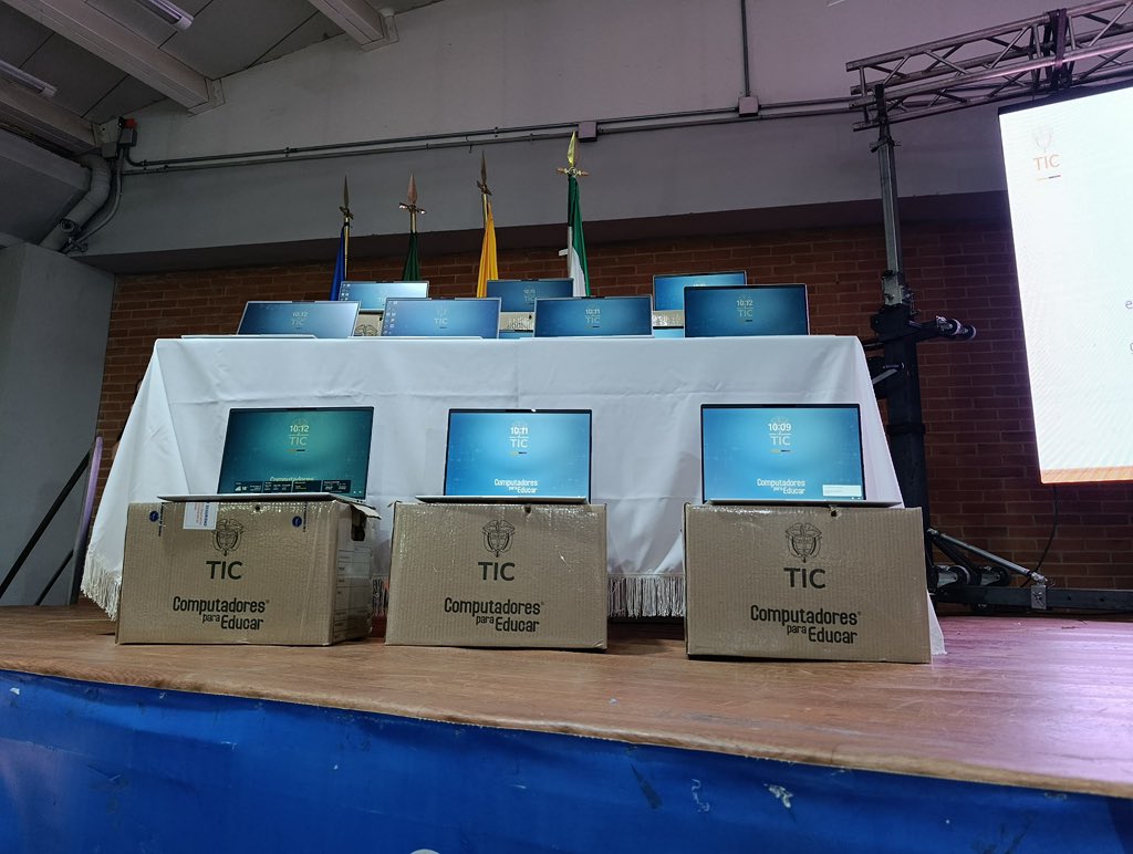 Ciberpazcolombi's tweet image. 2. 📍 En el Colegio Nacionalizado La Presentación realizamos una jornada de sensibilización CiberPaz, donde estudiantes y docentes aprendieron cómo construir entornos digitales seguros, empáticos y responsables. ✌🏼💙
#EducaciónDigital #CiberPaz