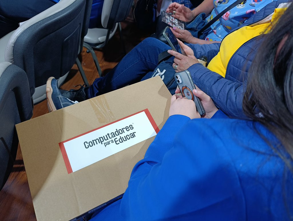 Ciberpazcolombi's tweet image. 2. 📍 En el Colegio Nacionalizado La Presentación realizamos una jornada de sensibilización CiberPaz, donde estudiantes y docentes aprendieron cómo construir entornos digitales seguros, empáticos y responsables. ✌🏼💙
#EducaciónDigital #CiberPaz