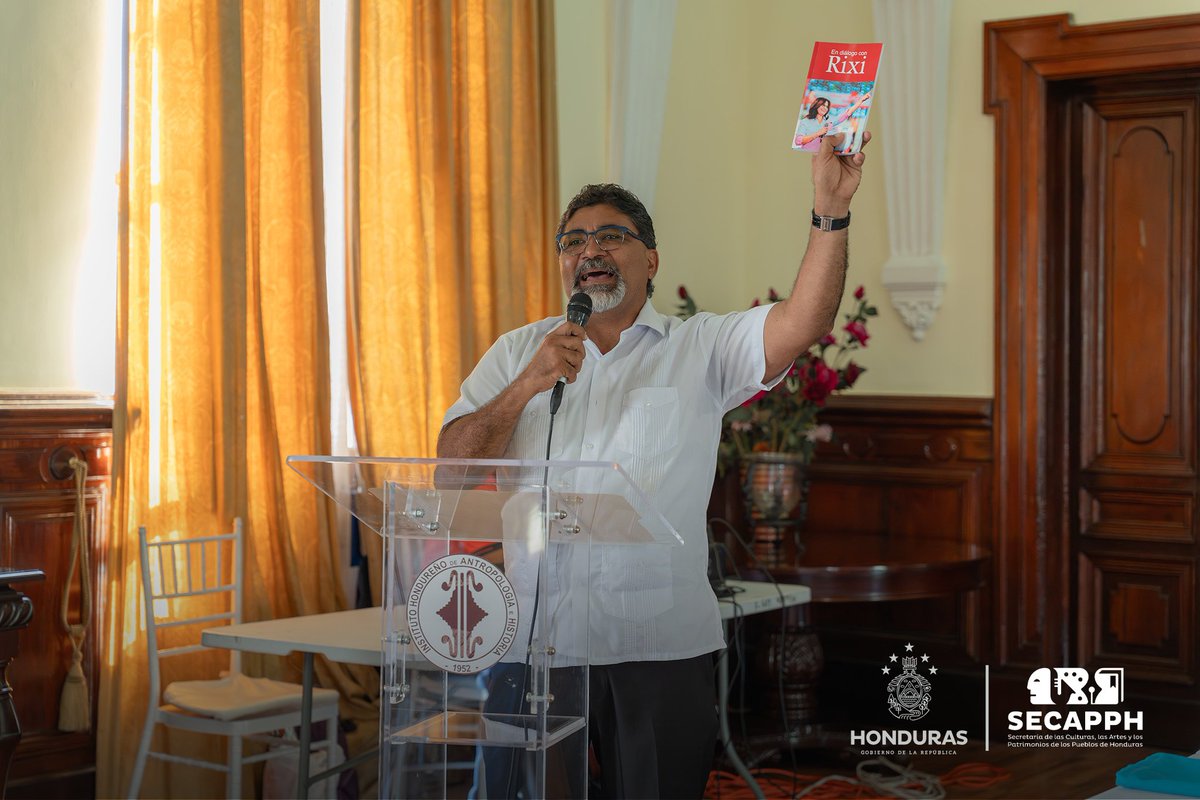 SECAPPH's tweet image. #SECAPPHInforma | El escritor hondureño, Candelario Reyes, presentó su reciente libro “En diálogo con Rixi” en el Museo de la Memoria, el evento contó con la presencia de escritoras y escritores hondureños ✍🏼 

#Libros #Literatura