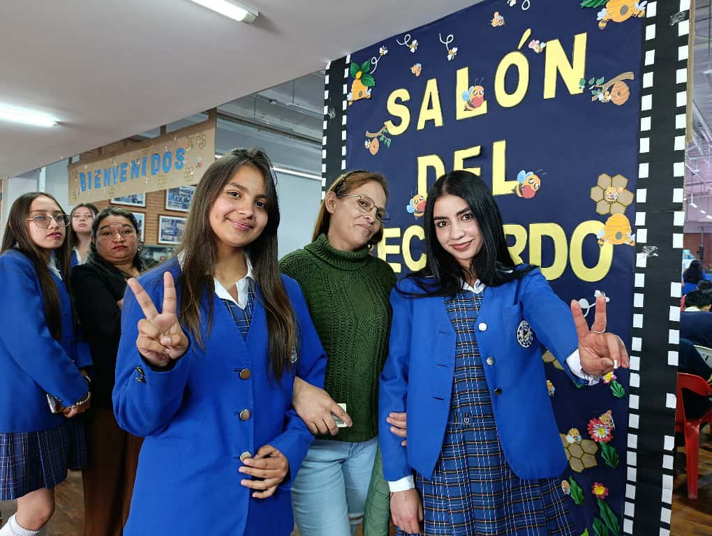 Ciberpazcolombi's tweet image. 3. 💻 Además, hicimos entrega de computadores a la comunidad educativa, impulsando el acceso a la tecnología y al conocimiento en esta región del país.
Porque conectar también es cuidar, enseñar y construir paz desde lo digital.
#CiberPaz #MinTIC #ConectandoRegiones