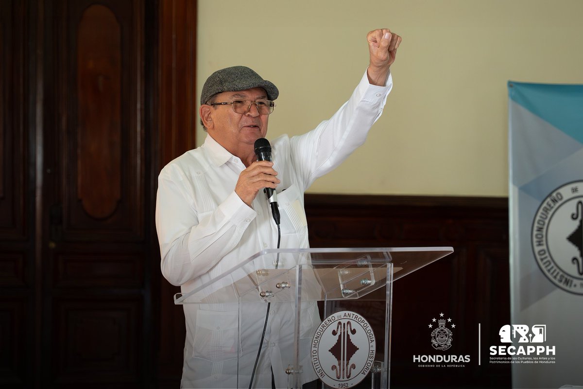 SECAPPH's tweet image. #SECAPPHInforma | El escritor hondureño, Candelario Reyes, presentó su reciente libro “En diálogo con Rixi” en el Museo de la Memoria, el evento contó con la presencia de escritoras y escritores hondureños ✍🏼 

#Libros #Literatura