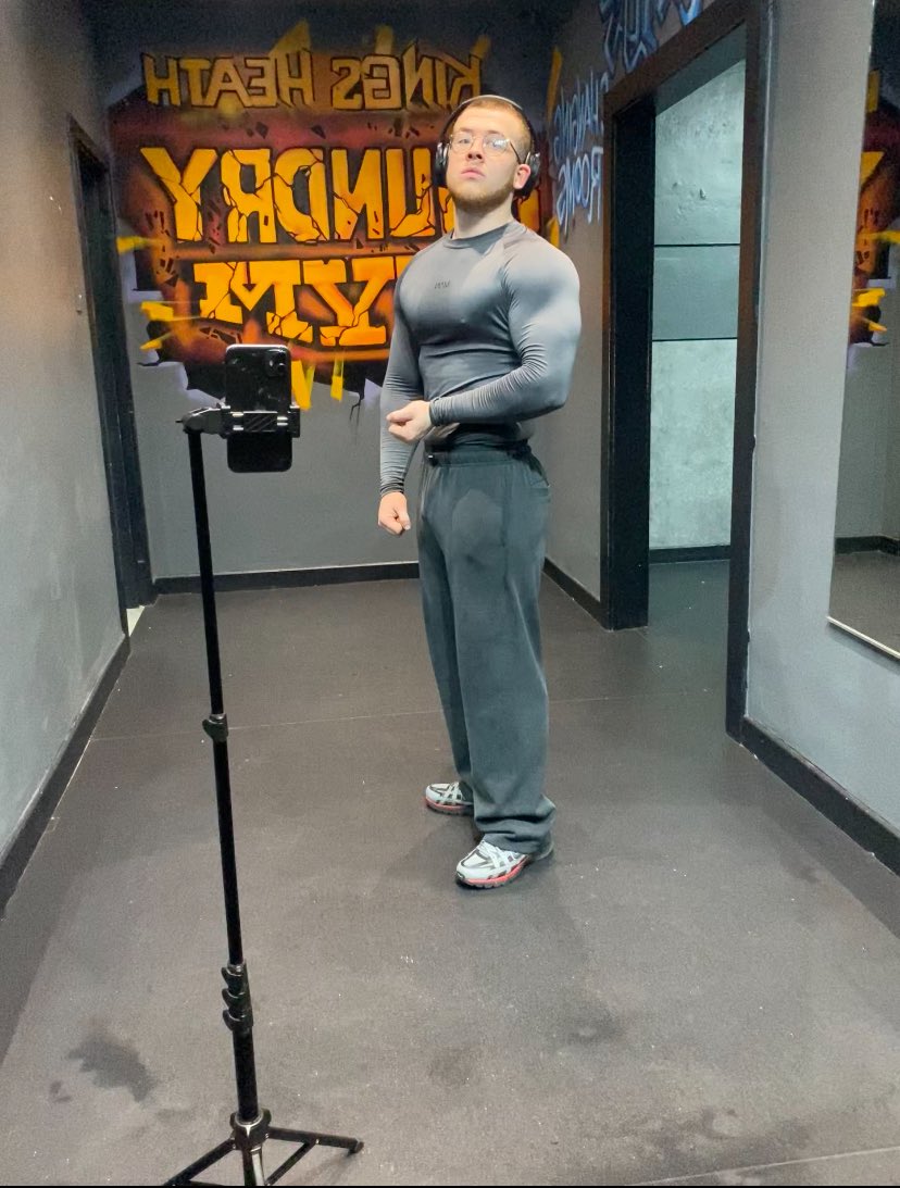 lBroggle tweet media