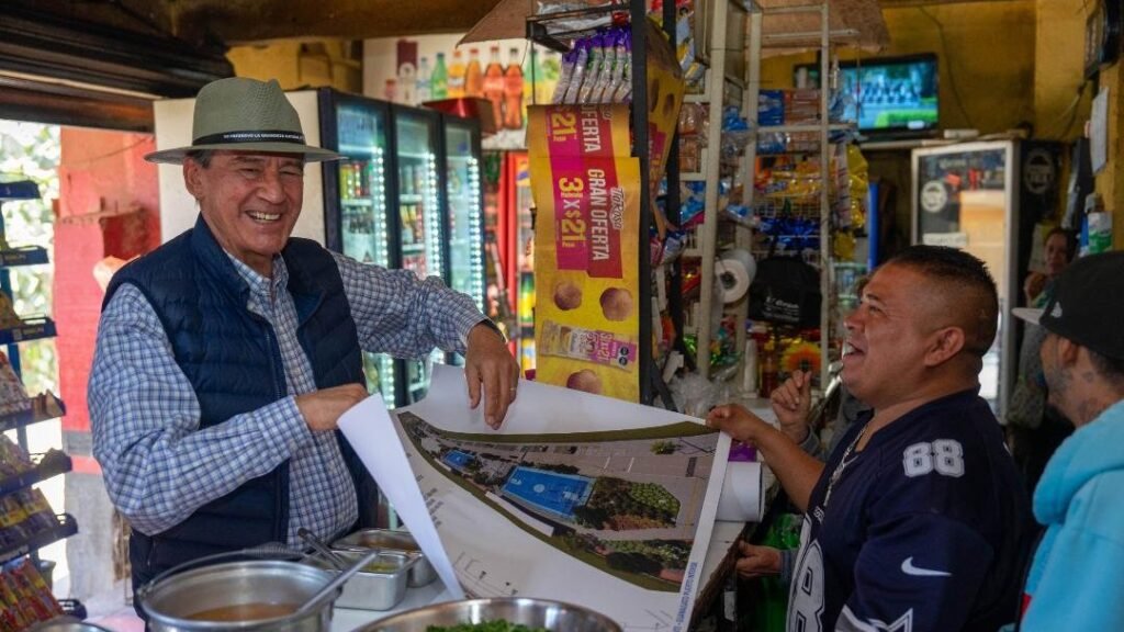 Como parte del programa “Tocando Puertas”, el director de <a href="/PuertoInterior/">GTO Puerto Interior</a>, <a href="/hlsantillana/">Héctor López Santillana</a> visitó la comunidad de El Coecillo en #Silao,  para fortalecer la comunicación con sus habitantes y conocer sus necesidades.
bit.ly/4r33OkW