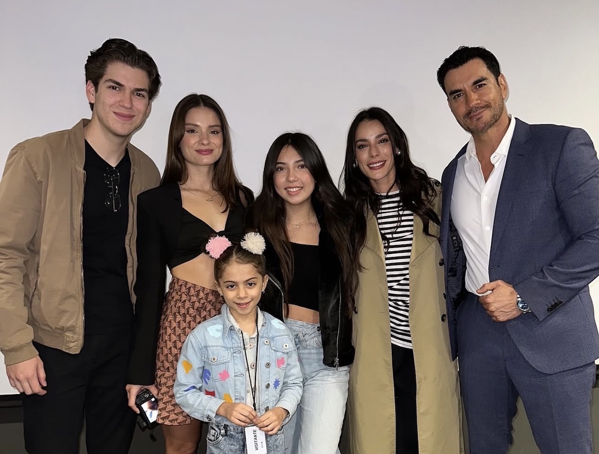 LatNove's tweet image. 🇲🇽 MÉXICO

Primera imagen del elenco protagónico de #SomosFamilia

Jaime Maqueo (@JaiMaqueo)
Ariana Saavedra (@arianasaavedra_)
Paula Cacho 
Oka Giner (@OkairyGiner)
David Zepeda (@davidzepeda1)

📲 Entretelenovelas Magazine (@entretnmagazine)