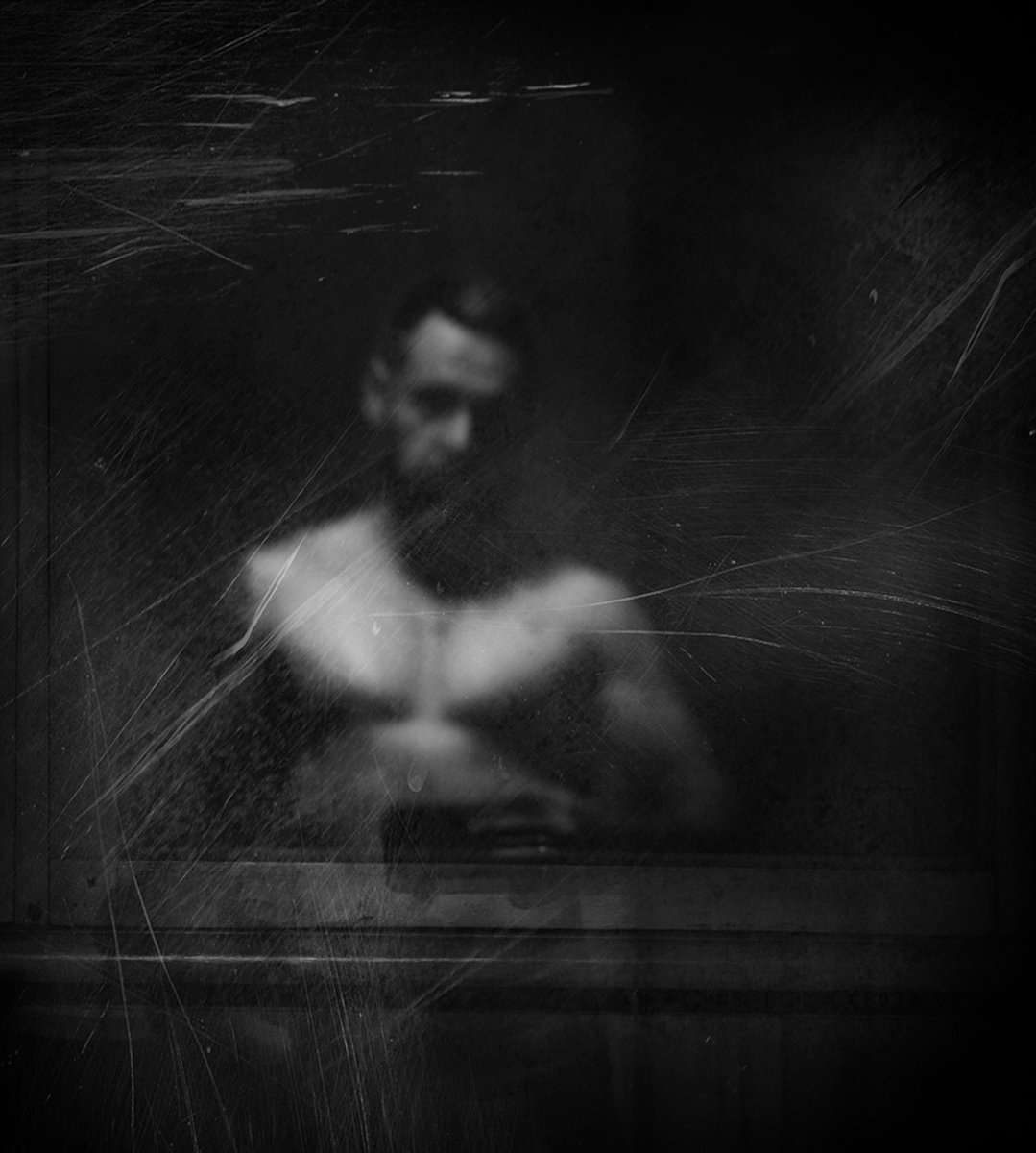 ubiquity11's tweet image. Night...🫥🌌
A silhouette through scratched glass...
The state of a soul that is distancing itself from this world...
#PhotographyIsArt #BlackWhite #nigh