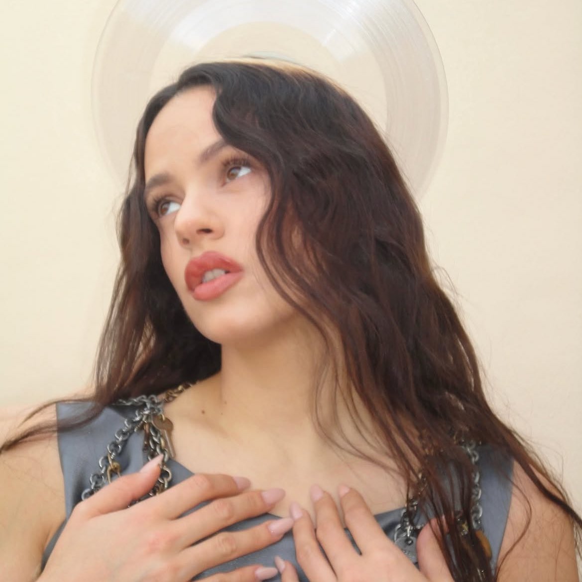 Rosalía abriu um novo capítulo na própria trajetória com o lançamento de “LUX”.

O álbum deixa para trás o experimentalismo urbano de Motomami e mergulha em um universo de fé, arte e transcendência. Confira: latinosbrasil.com/rosalia-renasc…