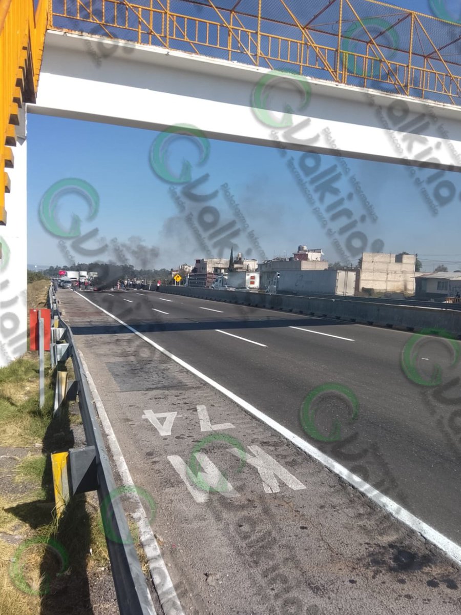 valkiriaonline's tweet photo. 🚧 Bloqueo en la autopista #México- #Puebla 🚧

En estos momentos, manifestantes bloquean la autopista México–Puebla en el sentido hacia #CDMX, a la altura de Santa Rita, municipio de #Tlahuapan, km 74.  

El bloqueo se debe a que Carlos Sánchez Alpízar, quien presuntamente defraudó a los ejidatarios de Santa Rita Tlahuapan, tiene programada su audiencia el día de hoy ⚖️. 
Los ejidatarios realizan la manifestación para presionar a las autoridades judiciales, ya que temen que el presunto defraudador sea liberado. 💼🌾

Se espera la llegada de personal de la Secretaría de Gobernación 🏛️ para negociar el libre tránsito y restablecer la circulación en la vialidad. 🚓🛣️
@laura_roldn; @pilisroldan 
#ValkiriaOnLine®