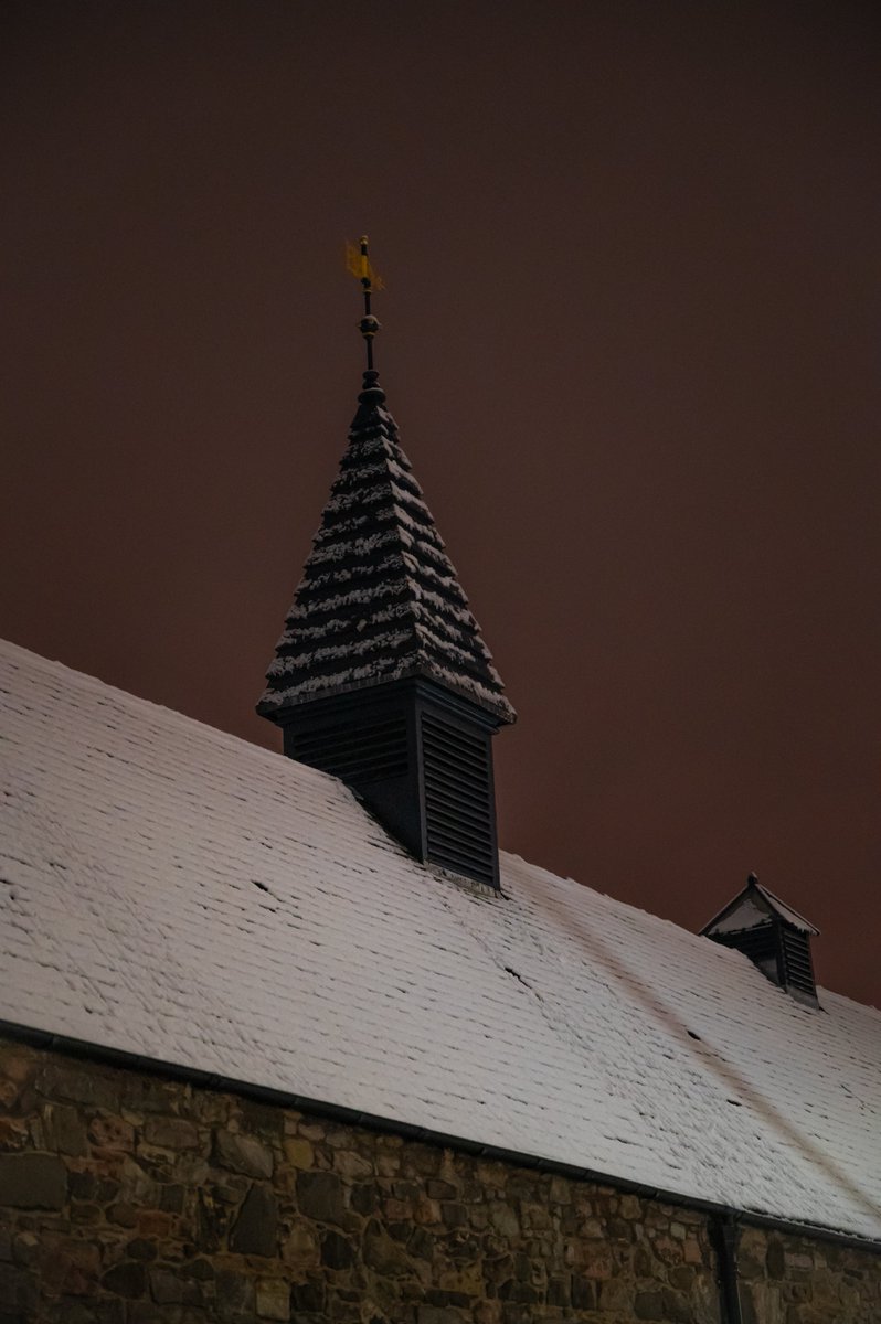 Last one from that eerie night walk in Edinburgh.
Just really liked the snow against the dark wood and the hellish glow in the sky.