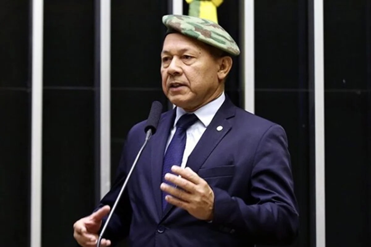 BlogdoNoblat's tweet image. Deputado do PL emprega mulher, cunhada e concunhados na Câmara. Coronel Chrisóstomo, do PL, tem união estável com Elizabeth Dias de Oliveira, a quem a Câmara já pagou mais de R$ 1,2 milhão em salários.