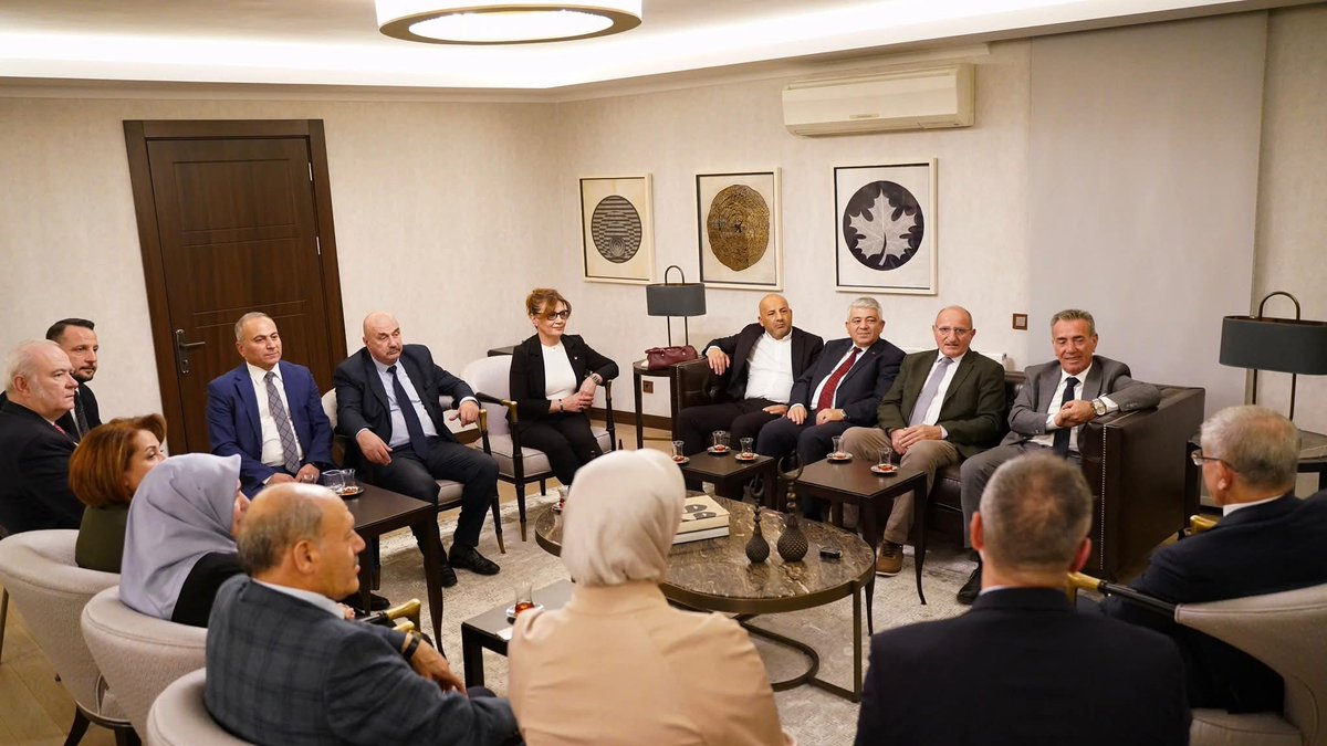 tlybkdgd's tweet image. #AVAZ Araştırma ve Strateji Merkezi;
 Genel Başkanımız @sdeniz13 bey ve, Yönetim kurulu olarak, #Gelecek Partisi Genel Başkanı Sn. @Ahmet_Davutoglu ’nu makamında ziyaret ettik.

Gösterdikleri yakın ilgiden dolayı Sn. #AhmetDAVUTOĞLU  ve tüm yetkililere teşekkür ederiz..