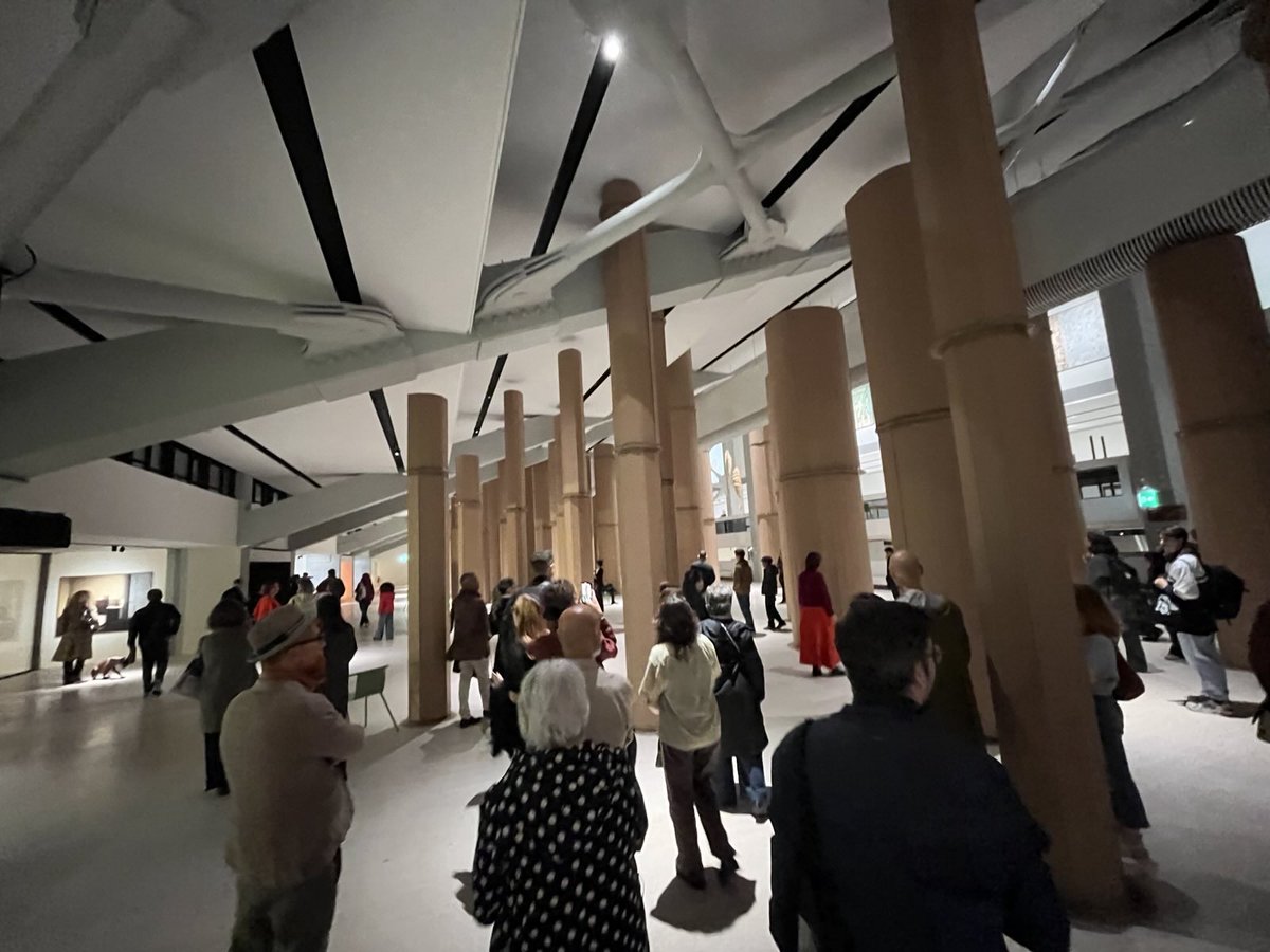 Hoje acompanhei o Coordenador de Artes Visuais, Design e Arquitetura do Institut Ramon Llull, Xavier Ruiz, à inauguração da exposição "Habitar a Contradição" do artista português e residente em Barcelona, Carlos Bunga, no Centro de Arte Moderna Gulbenkian <a href="/FCGulbenkian/">Fundação Calouste Gulbenkian</a>.