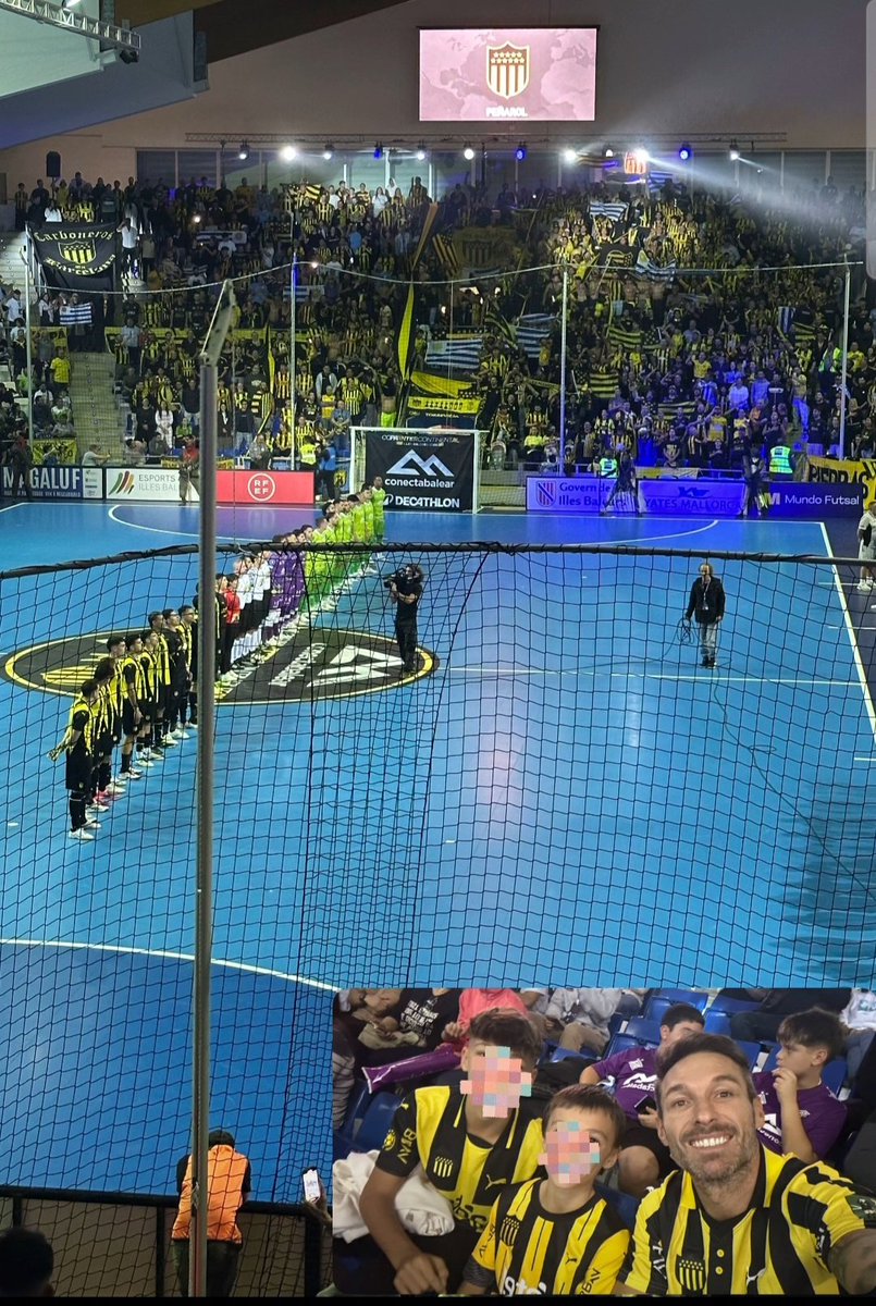 PyD1891's tweet image. Que tipazo Xisco. Fue a ver al Futsal. De Peñarol naces o te haces.