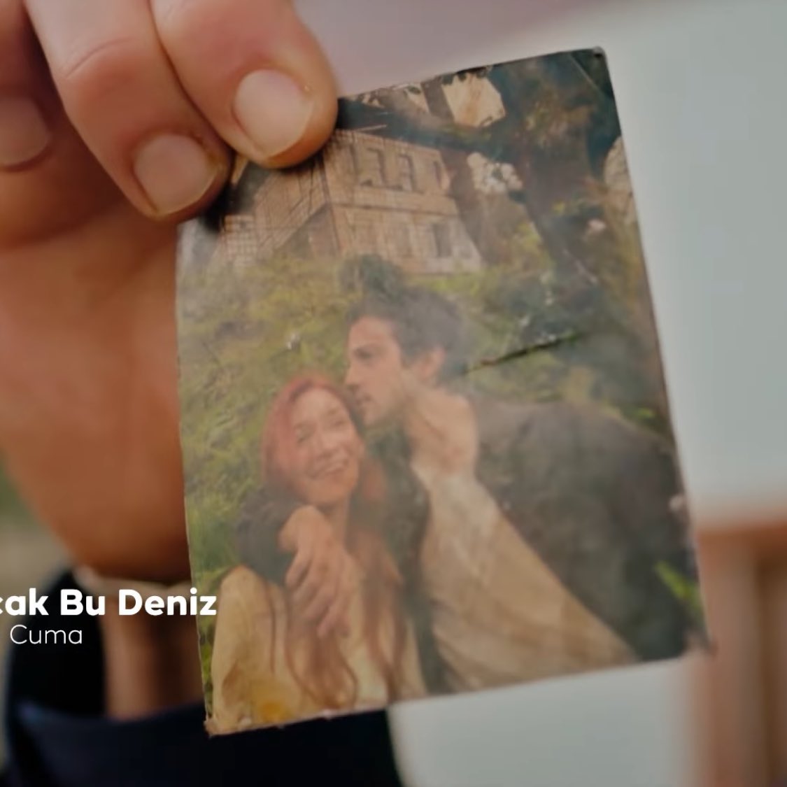 Bu neeeee adil neden hicrana  sarılmışş  kafamda deli sorular o ebe kadın eleninin annesi hicran derse mafolurummm inş fragmanda ters köşe yoktur esme eleninin annesi olduğunu öğrenir.
#TaşacakBuDeniz