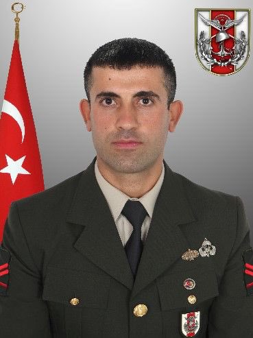 Hakkarili Kürt şehidimiz bordo bereli 
Uzman Çavuş Nedim Korkmaz.