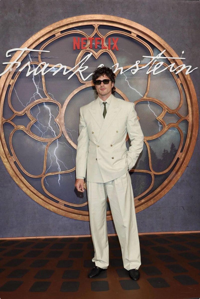 Jacob Elordi llegó a la premier de Frankenstein en la CDMX con un traje Bottega Veneta cruzado oversize color crema/hueso con pantalón ancho y fluido 😍

El toque final: una corbata verde olivo que rompe la monotonía del look neutro 👔👌🏻