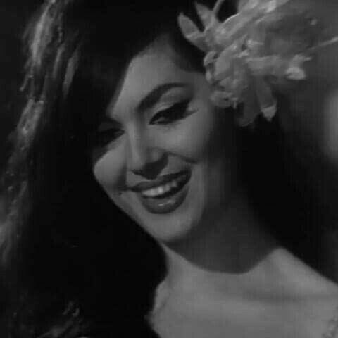 "لا تصغيرين النفس وأنتي كبيرة 
ولا تمسكين الوقت وانتي الخيارات 

ولا تسمعين الزيف وانتي بصيره 
ولا تغيرين الطبع وانتي القناعات 

ولا تشابهين بشي وانتي الاخيره 
ولا تسابقين الغير وانتي البدايات 

ولا تقبلين القل وانتي كثيرة 
ولا تطلبين الحل وانتي الاجابات "