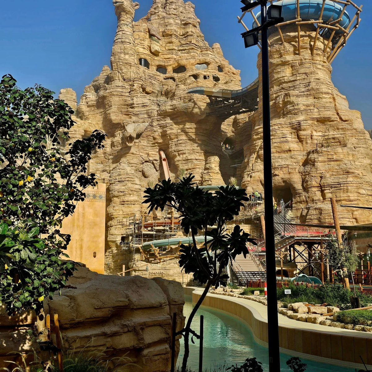 Ahmed_Esssam7's tweet photo. اليوم كنت في القدية 🏜️ 🎢

تخيل تخلص من دوامك الظهر والعصر تكون في الملاهي المائية 🤩🌊

افتتاح القدية رسميا نهاية ديسمبر 2025
والبداية من مدينة #SixFlags 

ماهي مكونات المشروع وماهي أهم المناطق داخل القدية 

مدينة دراغون بول☄️
ملاهي مائية 🌊
مركز مرسيدس 🏟️

كل شي عن القدية هنا👇🏻 https://t.co/Lyl5f2dXfM
