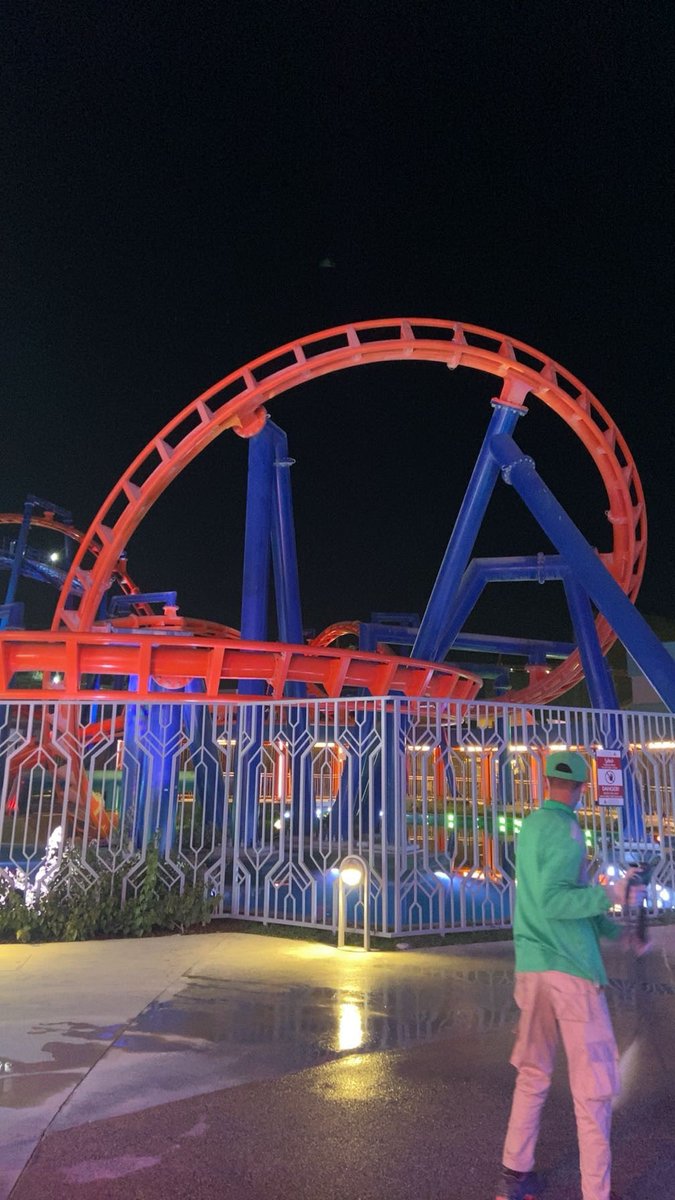 اليوم كنت في القدية 🏜️ 🎢

تخيل تخلص من دوامك الظهر والعصر تكون في الملاهي المائية 🤩🌊

افتتاح القدية رسميا نهاية ديسمبر 2025
والبداية من مدينة #SixFlags 

ماهي مكونات المشروع وماهي أهم المناطق داخل القدية 

مدينة دراغون بول☄️
ملاهي مائية 🌊
مركز مرسيدس 🏟️

كل شي عن القدية هنا👇🏻