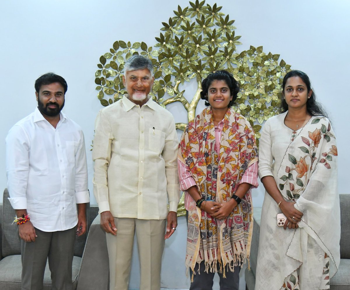 amaravatinews24's tweet image. A reward  of Rs 2.5 crore and 1000 square yards residential plot to Women cricket world cup winning team member Sree Charani. 
Also offered her Group-I post.

#AndhraPradesh #Kadapa