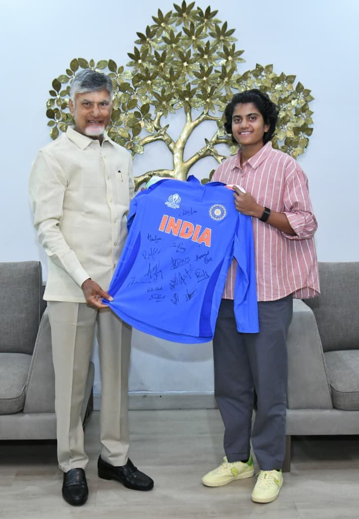 amaravatinews24's tweet image. A reward  of Rs 2.5 crore and 1000 square yards residential plot to Women cricket world cup winning team member Sree Charani. 
Also offered her Group-I post.

#AndhraPradesh #Kadapa