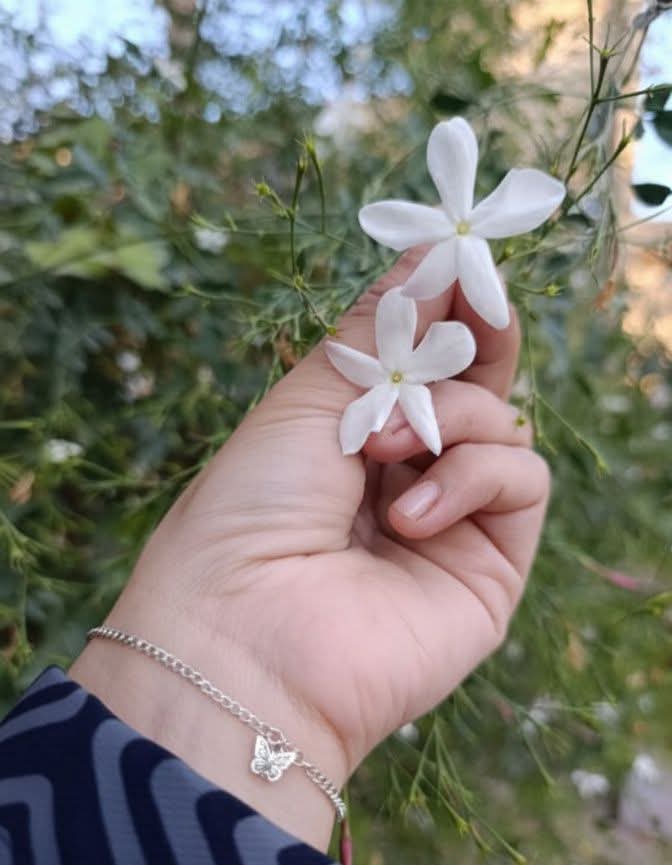 تلك الانحناءة القاتلة على شفتيك، التي تدعي أنها ابتسامة، بينما هي في الحقيقة..
نور الكون
و وصال الحب
و رقة الغزل
تلك الابتسامة التي تشرق على قلبي،فأعود طفلة تحلم أن تطال نور الشمس..
تلك الانحناءة هي أغلى ما أملك 🌞💜