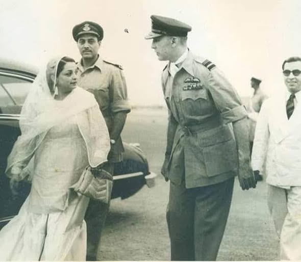 یہ ہیں پاکستان ایرفورس کے سابق ایرکموڈور ولاڈی ساوترچ
پاکستان کے یہ ہیرو  ساو تروچ، پولینڈ کے ایک یہودی گھرانے میں پیدا ہوئے۔
ولاڈی ساو تروچ نے جو اپنے دوستوں میں ٹورو کے نام سے جانے جاتے تھے ، ایرو اسپیس میں ماسٹر اور پی ایچ ڈی کیا ہوا تھا۔ انہوں نے دوسری جنگ عظیم میں پولش فضایہ