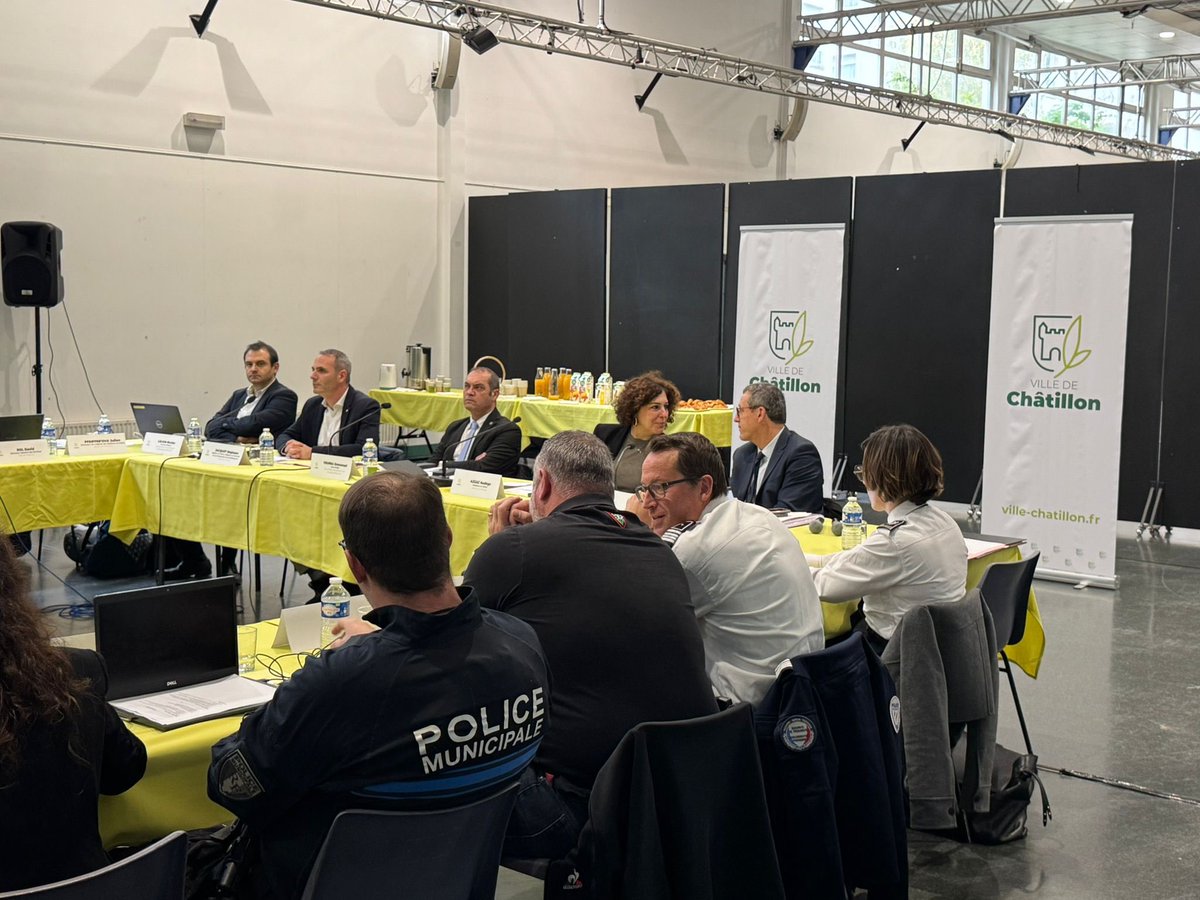 CLSPD à #Châtillon en présence de Monsieur le Peocureur de la République, de M Le Sous-Prefet d’Antony, des autorités de police nationale et municipale et de nos partenaires éducatifs, associatifs, bailleurs…
De bons résultats salués par l’ensemble des acteurs institutionnels