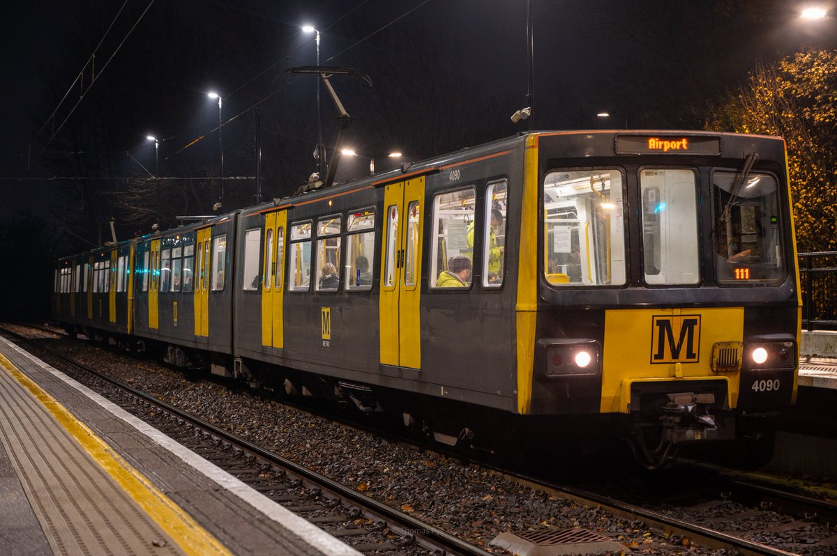 Metrocar 4090 + 4027 at Bank Foot working T111 to Airport.

Making the most of these as more and more diagrams go over to 555's.